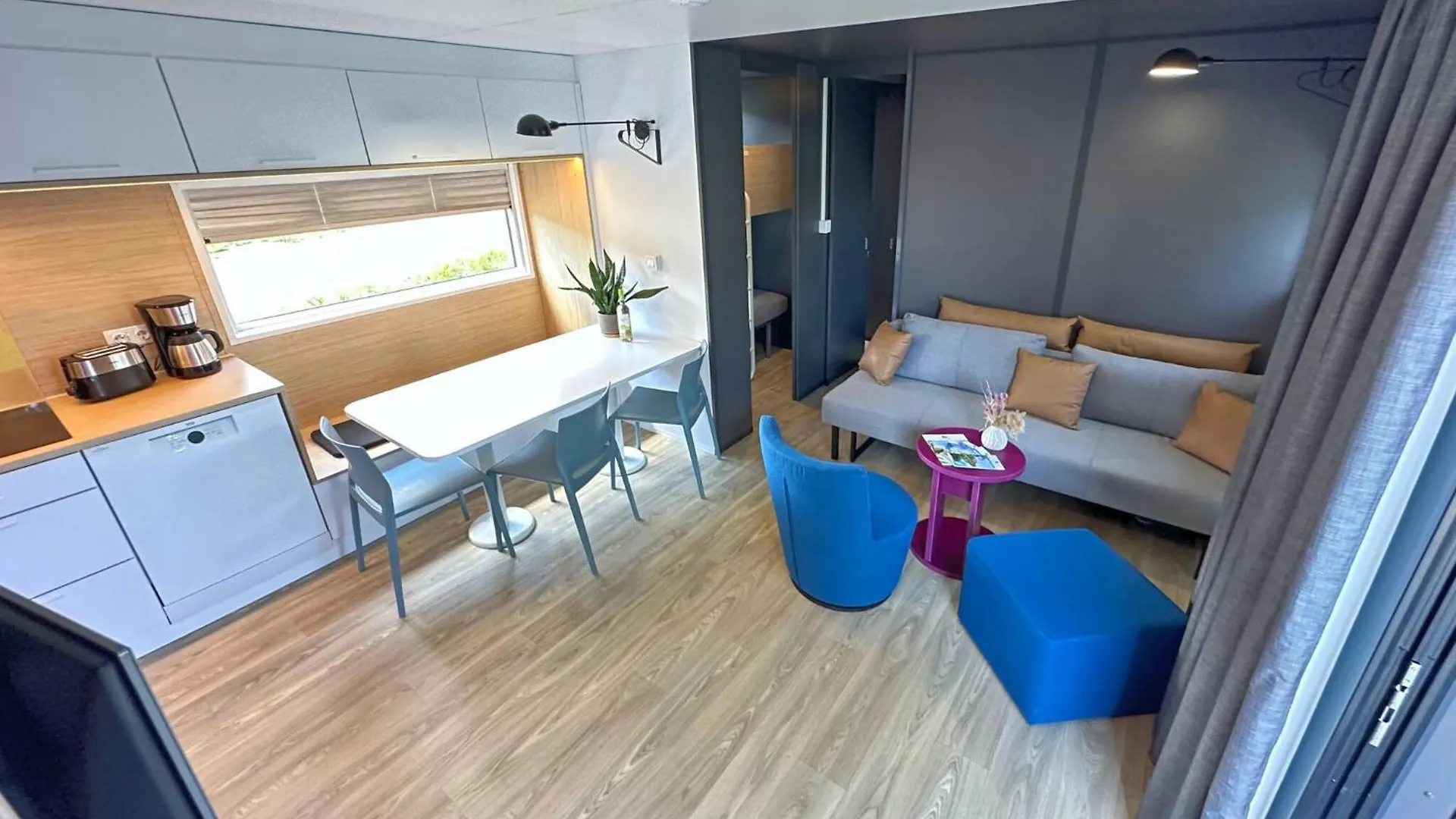 Mobile Home With Lake View Neunburg vorm Wald Dom wakacyjny